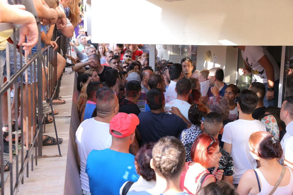 Bonurile de ordine se dau pe geam persoanelor care s-au trecut în prealabil pe o listă neoficială de așteptare (Foto: Lucian Anghel)