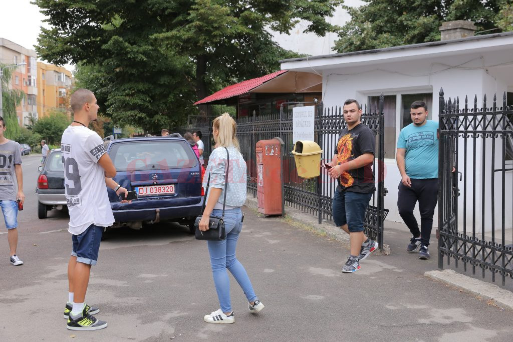 Candidați care au susținut a doua sesiune a examenului de bacalaureat la Colegiul Tehnic „C.D. Nenițescu“ din Craiova (Foto: Lucian Anghel)
