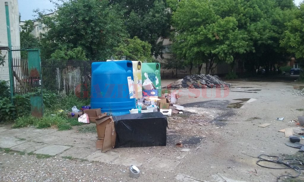 Deșeurile reciclabile sunt aruncate mai mult pe lângă containere decât în acestea deșeurile reciclabile la containerele (Foto: Claudiu Tudor)