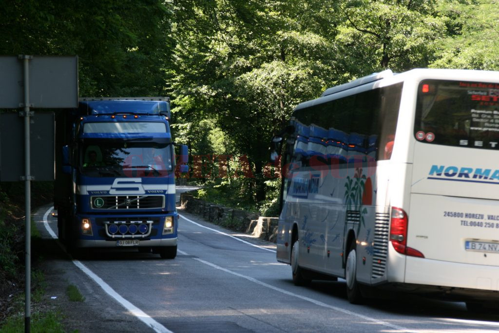 Tiriştii riscă să rămână fără permis în Defileul Jiului dacă nu respectă restricţiile de tonaj (Foto: Arhiva GdS)