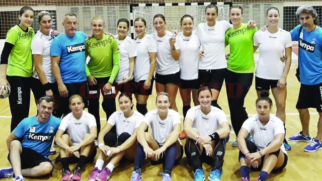 Jucătoarele de la SCM Craiova au disputat şase amicale, în cadrul a două turnee. Bilanţul a fost de cinci victorii şi o înfrângere.