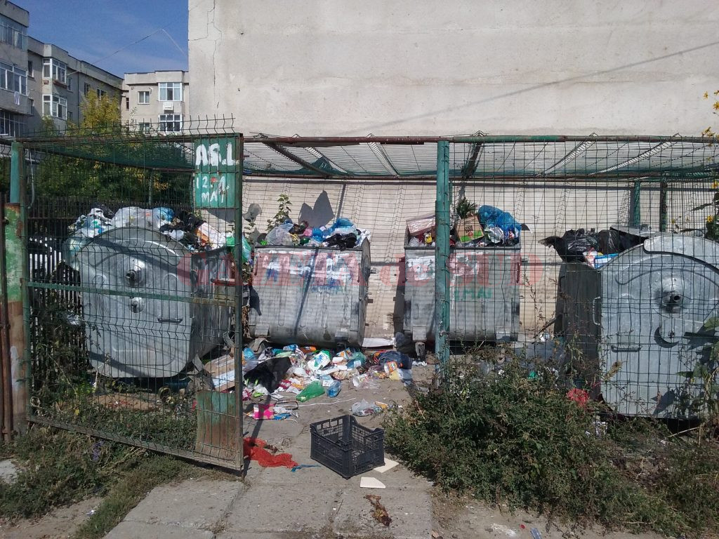 În platforma de pe strada Ion Augustin, gunoiul se aruncă şi lângă containere (Foto: Claudiu Tudor)