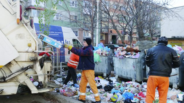 De la 1 august, craiovenii plătesc mai mult pentru ridicarea gunoiului menajer, comparativ cu luna iulie (Foto: arhiva GdS)