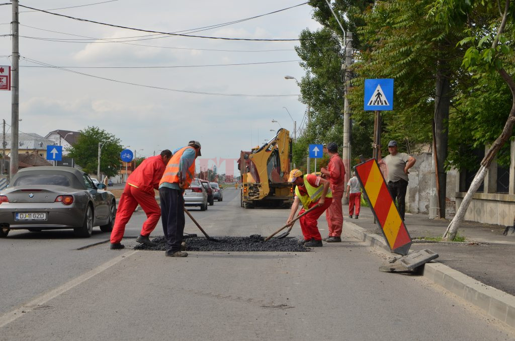 Strada Râului a fost peticită în mai multe locuri înainte de a fi recepționată de Primăria Craiova
