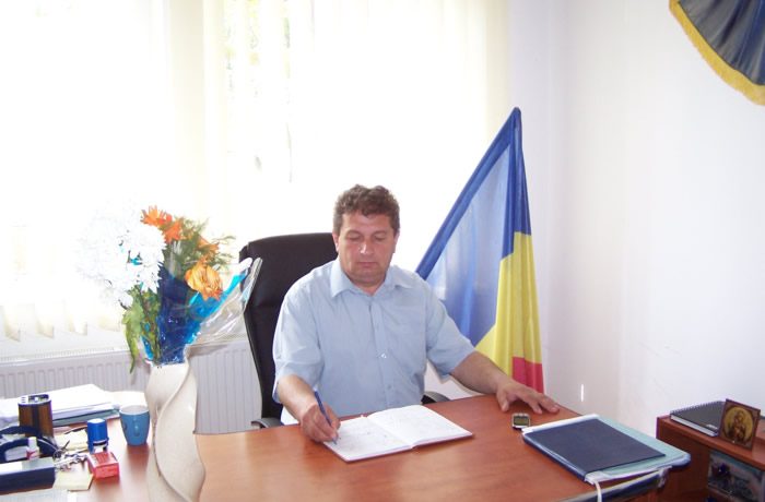 Primarul din Pielești, Dan Viorel Dică, a confirmat că toți funcționarii din primărie au mers sau sunt programați să meargă anul acesta la cursuri la munte sau la mare, pe motiv că legislația permite acest lucru