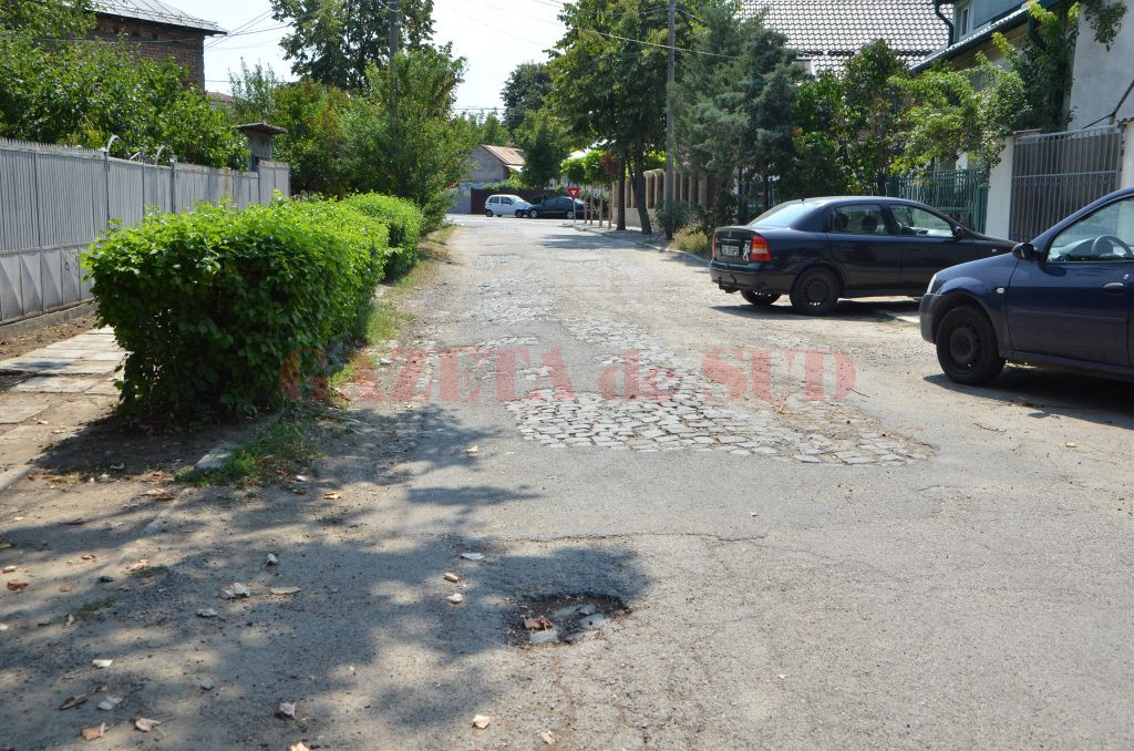 Strada Honore de Balzac are 90 de metri și este plină de gropi, dar a fost uitată atunci când s-au asfaltat străzile din împrejurimi (Foto: Claudiu Tudor)
