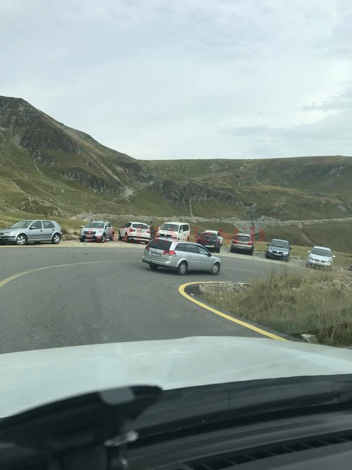 Sute de mii de autoturisme şi motociclete au tranzitat Transalpina în acest sezon