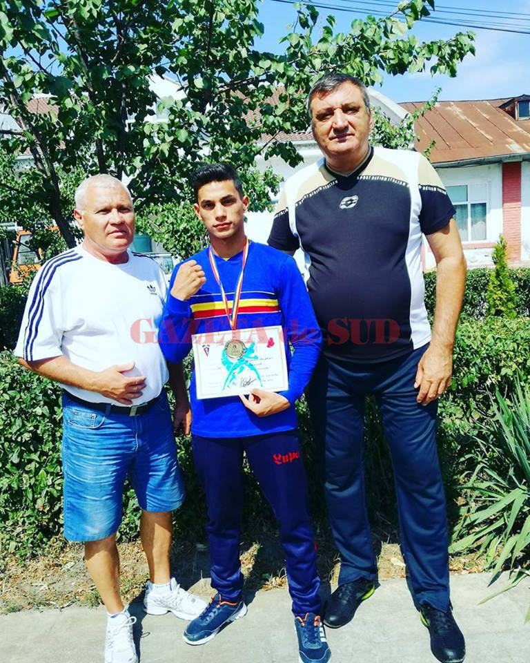 Cosmin Toboșaru, aici alături de antrenorii Petre Ștoiu (stânga) și Ion Joița, a obținut în luna august medalie de aur la Campionatul Național