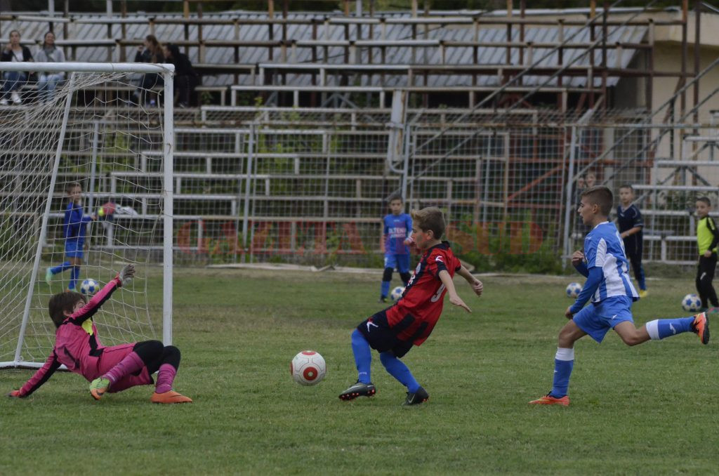 Ștefan Sandi (în roșu) și colegii săi au obținut o victorie frumoasă în fața alb-albaștrilor lui Nelu Petrișor (Foto: Alexandru Vîrtosu)