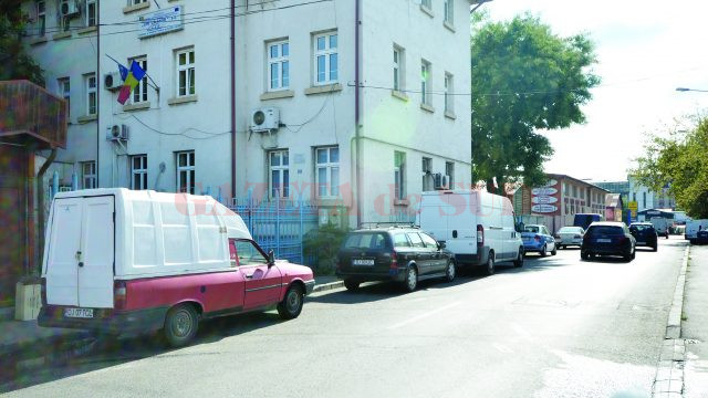 Zona se aglomerează zilnic din cauza maşinilor care ocupă o bandă de circulaţie