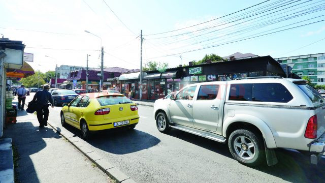 Strada din zona Pieţei Gării rămâne fără o bandă de circulaţie din cauza parcărilor neregulamentare