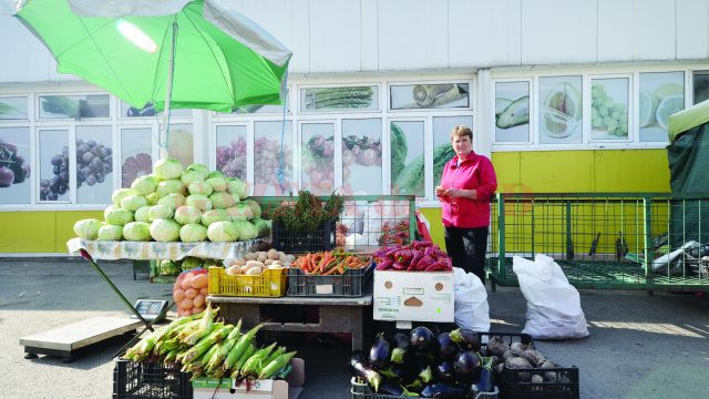 Mariana Măciucă, producător de legume din Mârşani, aşteptându-şi clienţii în Piaţa Centrală din Craiova (Foto: Bogdan Grosu)