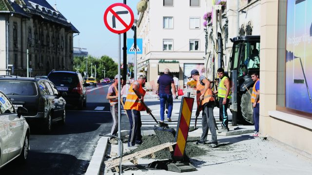Refacerea trotuarelor străzii A.I. Cuza ar putea dura mai mult decât se credea, pentru că nu s-ar găsi cantitatea de pavele de granit necesară (Foto: Lucian Anghel)