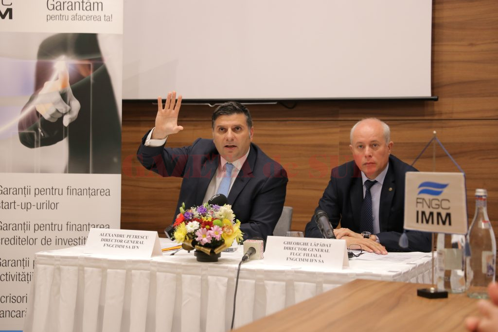 Alexandru Petrescu, directorul general al FNGCIMM, alături de Gheorghe Lăpădat,  director general al Fondului Local de Garantare Craiova