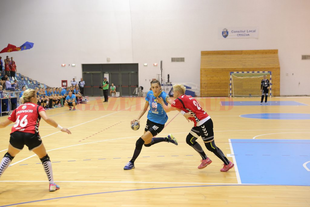 Cristina Zamfir Florianu (la minge) a marcat 9 goluri în poarta echipei bistriţene (foto: Claudiu Tudor)