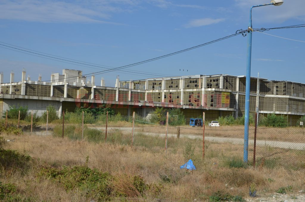 În partea de vest a Craiovei, vizavi de Praktiker, trebuia să apară mall-ul West Gate. Lucrările sunt sistate de ani buni (Foto: CLaudiu Tudor)