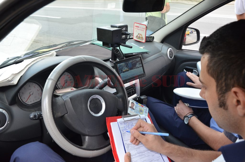 Polițiștii doljeni spun că au sancționat un șofer care circula cu 160 km/h pe DE 70, în localiatea Răcarii de Sus