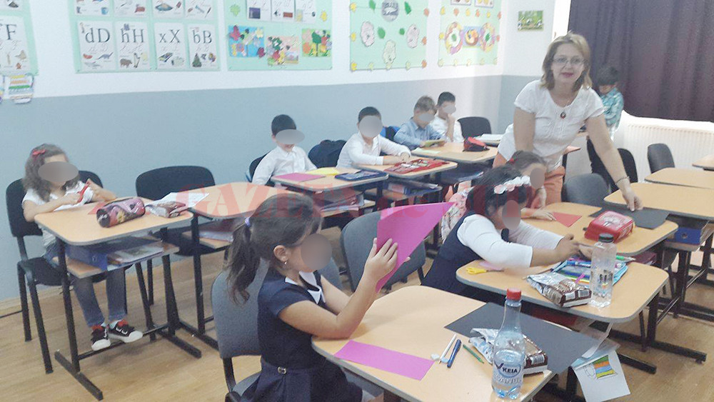 La Liceul „Matei Basarab“ din Craiova, Programul „Școală după Școală“ intră în obligația de normă a învățătorilor, iar restul cursurilor sunt asigurate voluntar de profesorii liceului
