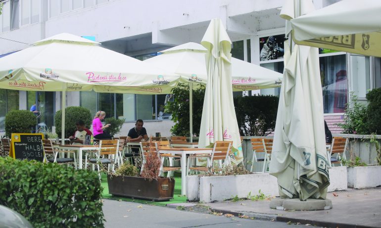 Barul de la parterul blocului M53 a încăierat patronii cu locatarii (Foto: Lucian Anghel)