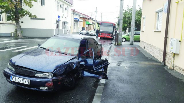 Autoturismul Cielo a fost lovit în plin de autobuzul care circula regulamentar