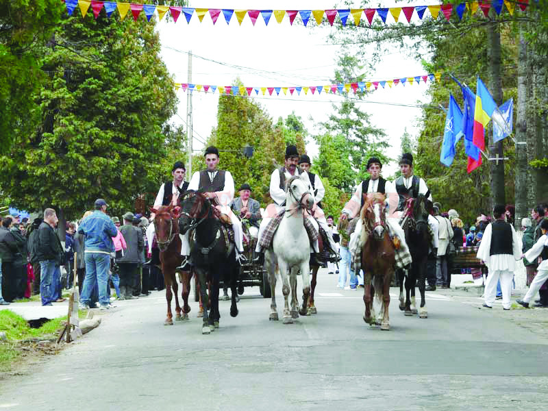 Festivalul a reunit sute de folclorişti