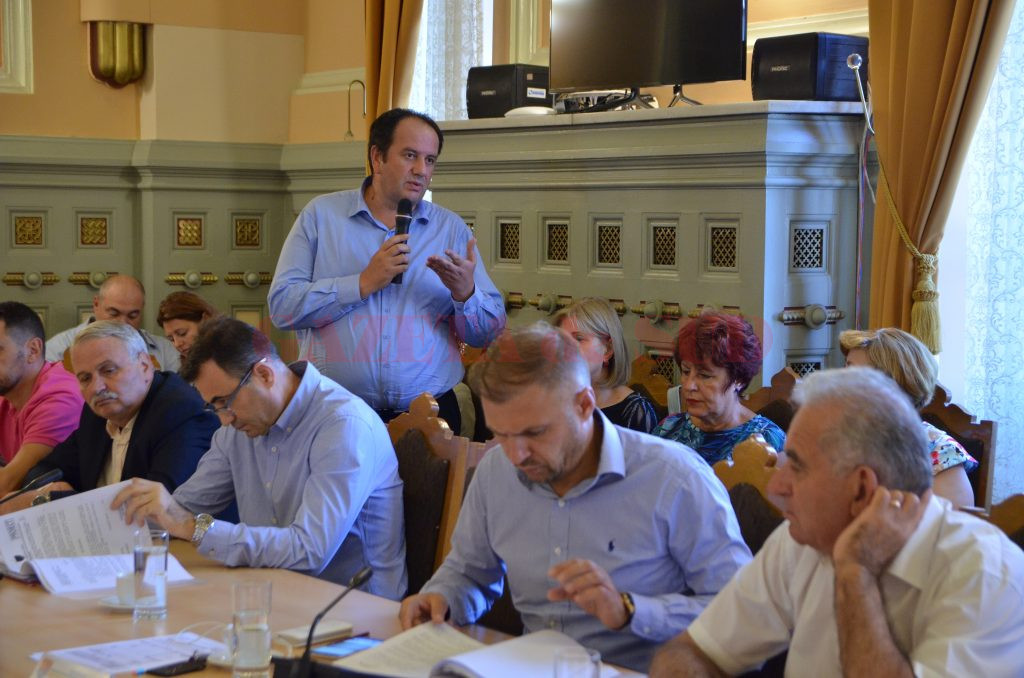 Florin Ridiche, dând explicații consilierilor județeni (Foto: Bogdan Grosu)