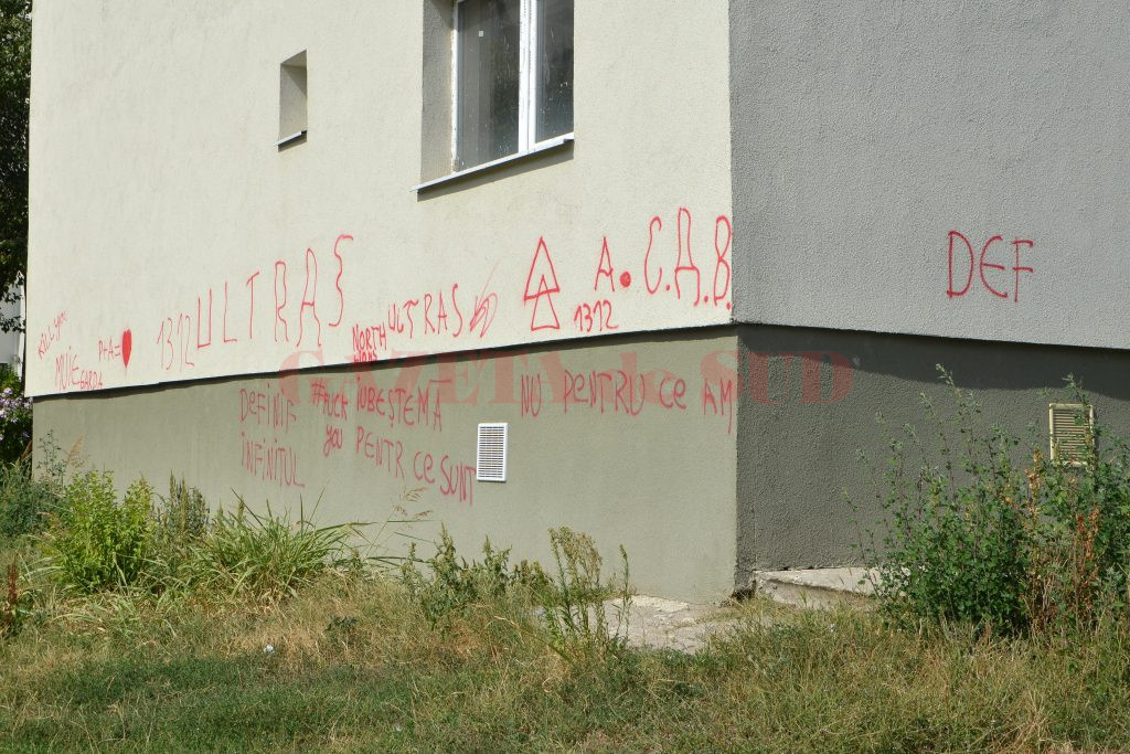 Unul dintre blocurile reabilitate cu fonduri europene a fost mâzgălit cu graffiti (Foto: Bogdan Grosu)