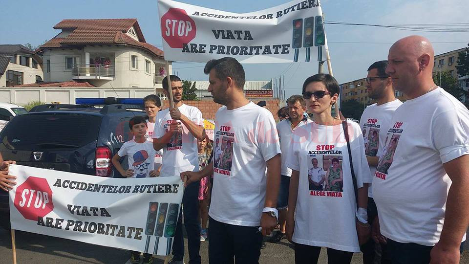 Participanţii au purtat tricouri cu imaginea victimelor