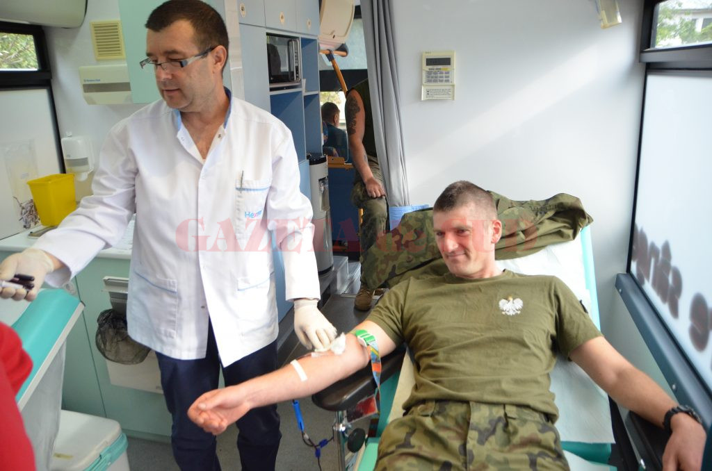 Militari români și polonezi din cadrul Brigăzii Multinaționale Sud-Est au donat sânge ieri, la sediul Batalionului 26 Infanterie din Craiova
