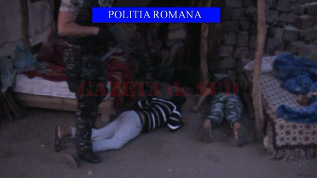 Polițiștii doljeni au descins la mai multe adrese din municipiul Băilești în căutarea unor arme de foc deținute ilegal 