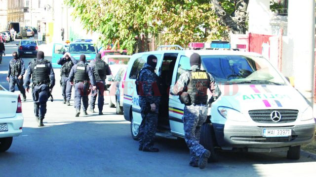 Oamenii legii au făcut mai multe percheziții, fiind vizați suspecții dintr-un amplu dosar privind infracțiuni economice