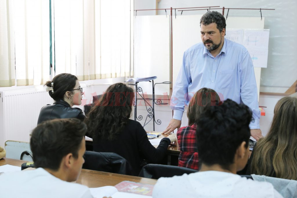 Profesorul dr. Gabriel Florian de la Colegiul Național „Carol I“ din Craiova a condus echipa României la Campionatul European de Fizică