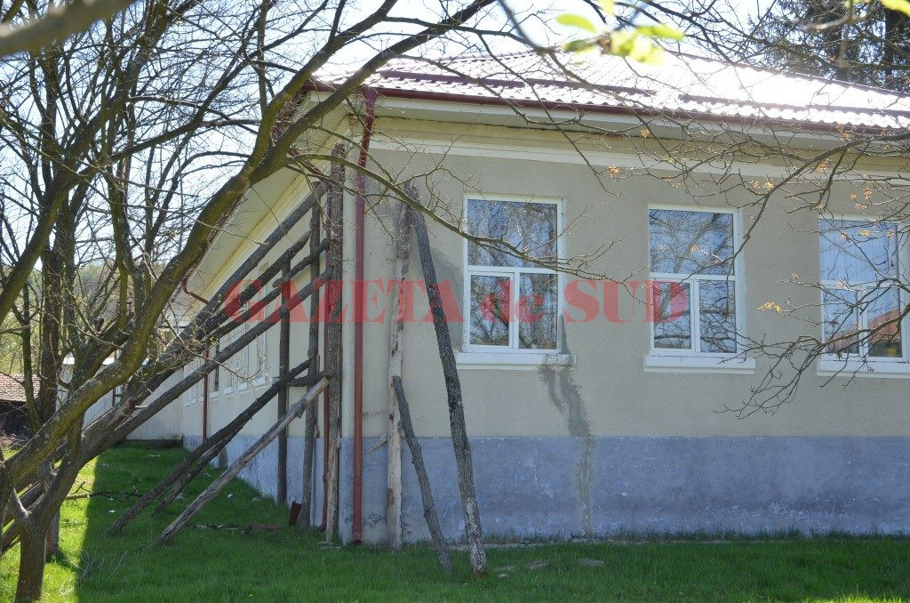 Clădirea Școlii gimnaziale Tălpaș, sprijinită de butuci, a intrat în proces de consolidare și reabilitare