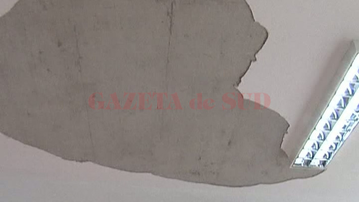 La Şcoala din Padeş, tavanul dintr-o clasă trebuie urgent reparat