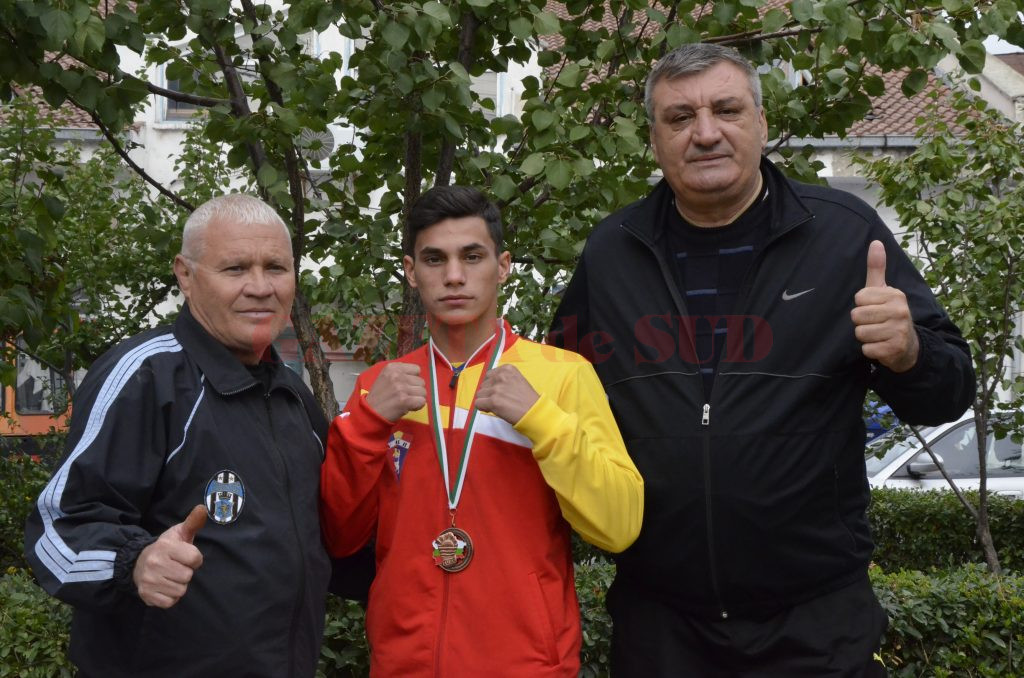 Antrenorii Ion Joiţa (dreapta) şi Petre Ştoiu îl vedeau pe Cosmin Toboşaru campion european, dar sportivul a luat bronzul (Foto: Alexandru Vîrtosu)