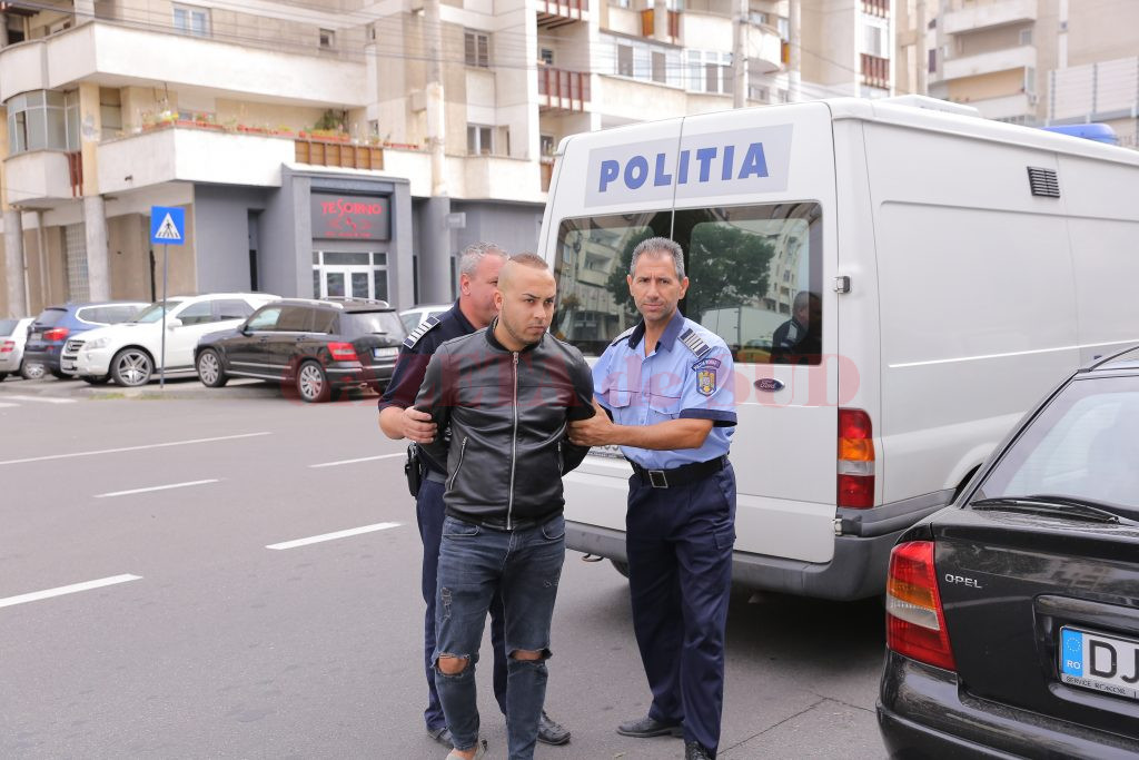 Vineri, după o noapte petrecută în arestul IPJ Dolj, Grigorie a fost dus la Judecătoria Craiova cu propunere de arestare preventivă
