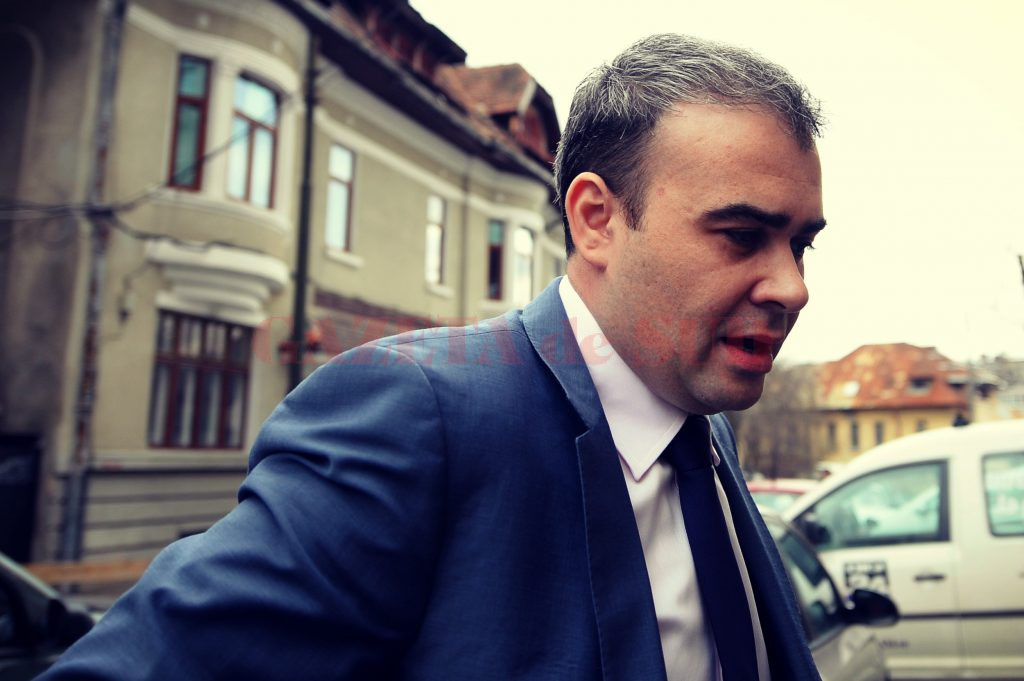 Fost ministru al finanțelor în guvernul Ponta și fost primar al municipiului Slatina, Darius Vâlcov a fost pus sub acuzare în mai multe dosare de corupție, unul fiind pe rolul Tribunalului Dolj (sursa: adevarulfinanciar.ro)
