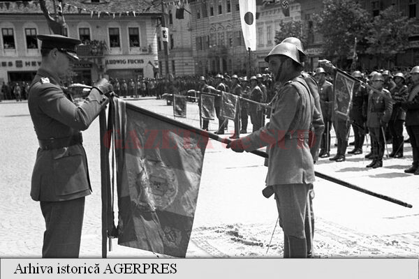 Foto: Agerpres - Regele Mihai I (1927-1930, 1940-1947) decorează un drapel de luptă în cadrul unei festivități militare desfășurate la Sibiu (cca. 1942-1943)