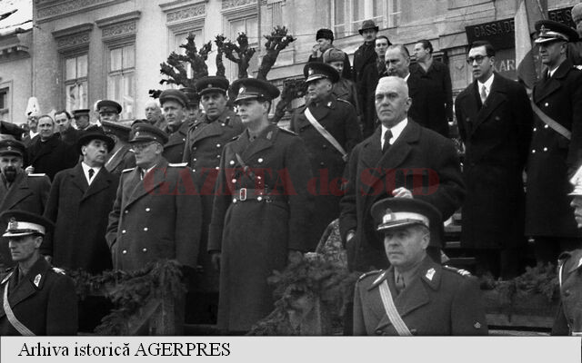 Foto: Agerpres - Manifestări legate de revenirea Transilvaniei de nord-est sub administrație românească. Au participat Majestatea Sa, Regele Mihai I, dr. Petru Groza, președintele Consiliului de Miniștri (prim-ministru), Gheorghe Tătărescu, vicepreședintele Consiliului de Miniștri, ministrul Afacerilor Străine și Andrei Ianuarevici Vîșinski, președinte al Comisiei Aliate de Control pentru România