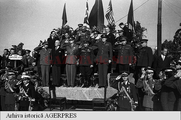 Foto: Agerpres - Paradă militară și defilarea muncitorilor, dedicate zilei de 9 Mai 1945 — Ziua Victoriei. La paradă au luat parte: dr. Petru Groza, președintele Consiliului de Miniștri, Ivan Zaharovici Susaikov, general-colonel al armatei sovietice, Majestatea Sa, Regele Mihai I, Gheorghe Gheorghiu Dej, ministrul Comunicațiilor și Lucrărilor Publice, membrii ai guvernului, precum și reprezentanți ai Națiunilor Unite