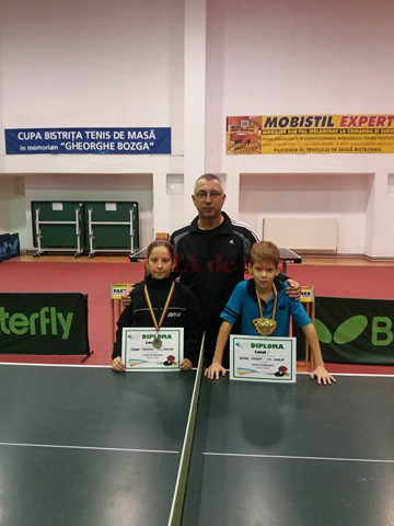 Patrick Anghel și Carmina Găman alături de antrenorul Liviu Nicoli