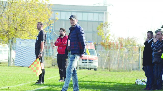 Victor Naicu a avut probleme la alcătuirea primului unsprezece, dar CSO Filiaşi s-a descurcat bine cu Cermei (Foto: Alexandru Vîrtosu)