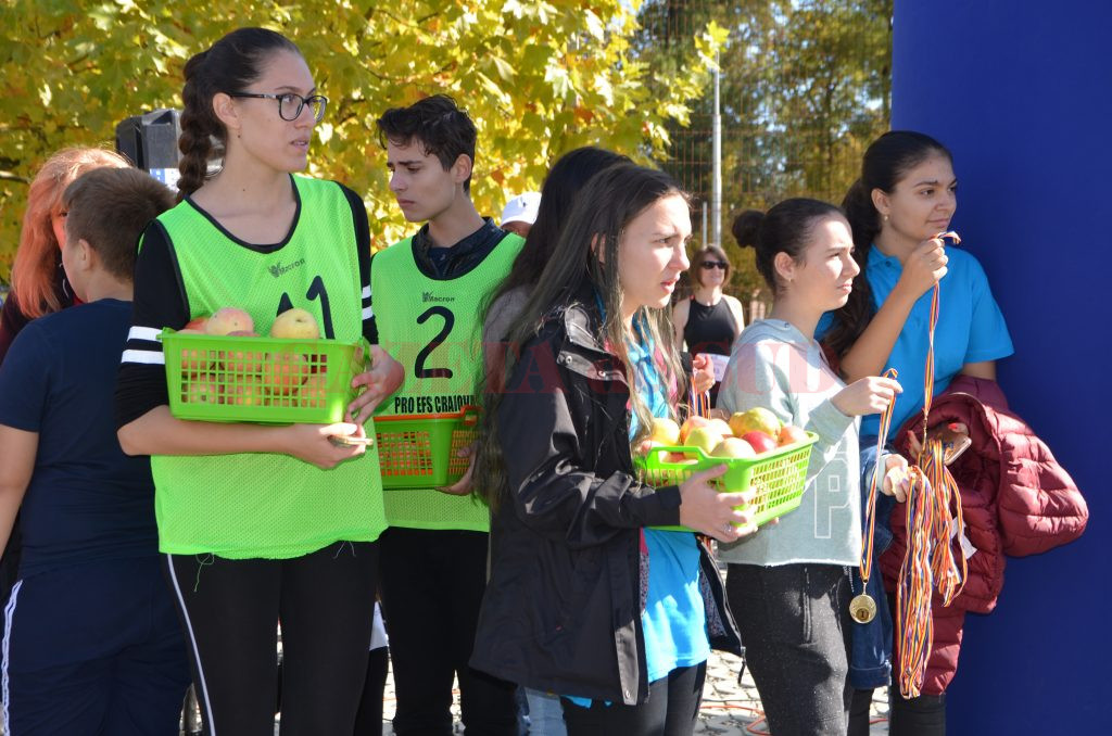 Voluntarii i-au aşteptat pe copii cu fructe şi medalii