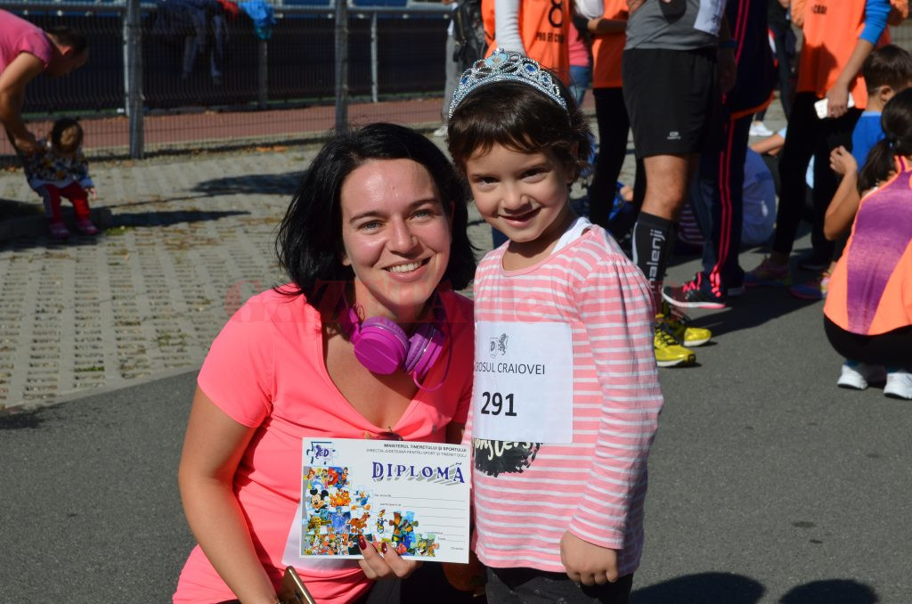 La 4 ani şi 8 luni, Sara Maria (dreapta) a alergat prima sa cursă
