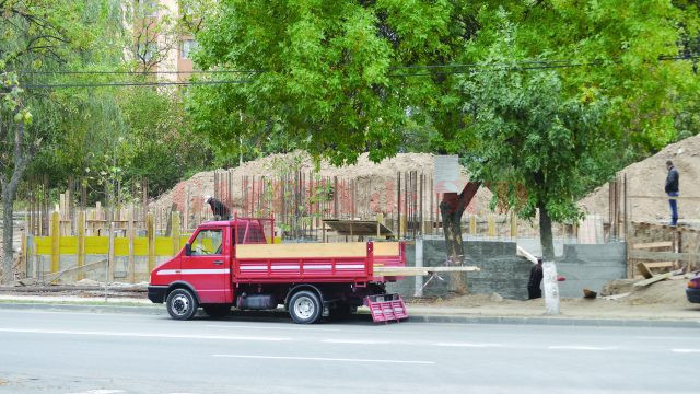 Între copacii de lângă blocurile de pe bulevardul Dacia din zona Consul „a răsărit“ o construcție (Foto: Bogdan Grosu)