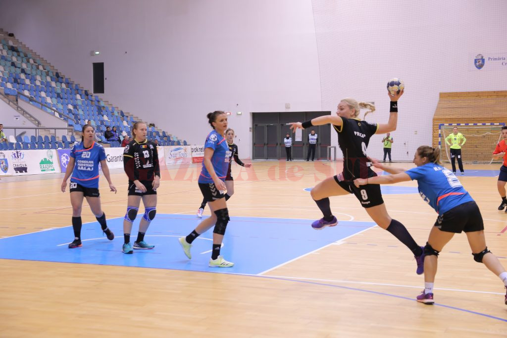 Andreea Pricopi (la minge) și colegele sale au obținut o victorie fără emoții în fața Zalăului (foto: Lucian Anghel)