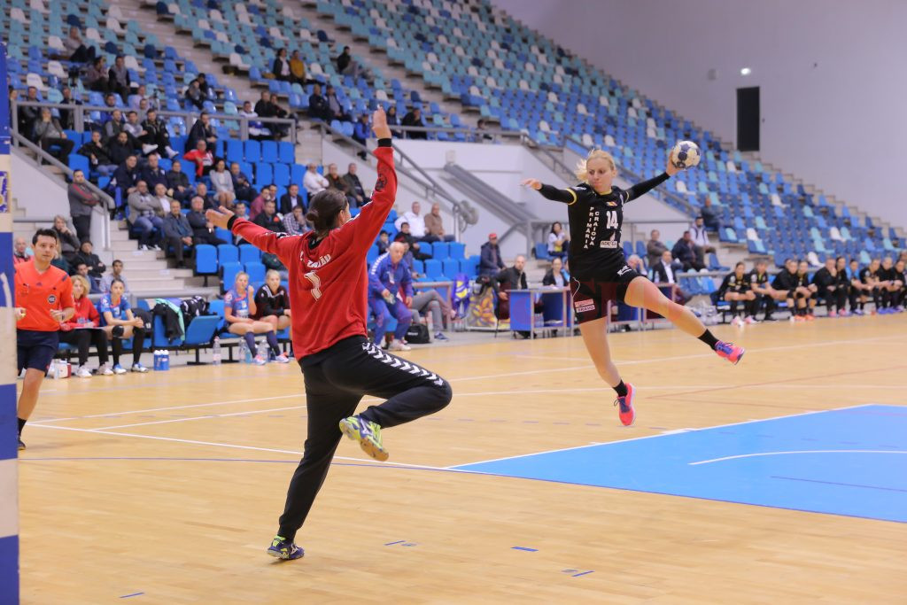 Zeljka Nikolic (la minge) și colegele sale au obținut victorii pe linie în acest start de campionat (foto: Lucian Anghel)