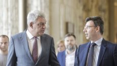 Premierul Mihai Tudose (S) si ministrul Finantelor, Ionut Misa (FOTO: MEDIAFAX)