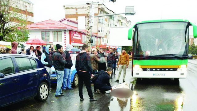 O femeie de 67 de ani, accidentată pe trecerea de pietoni în Filiași, a fost transportată cu o dubă la spital pentru că toate salvările erau ocupate în acel moment. Femeia a decedat ulterior la spital.