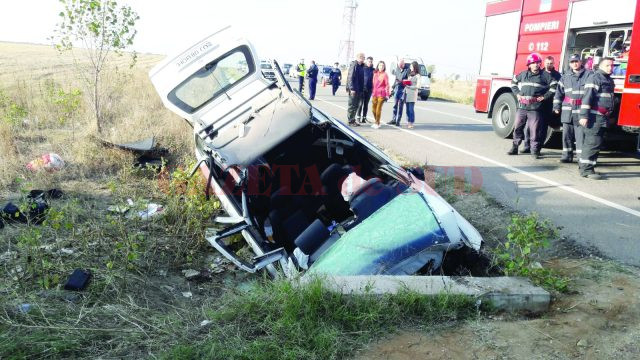 Patru persoane, printre care și șoferul autoturismului, și-au pierdut viața în urma unui accident produs luni pe DN 56